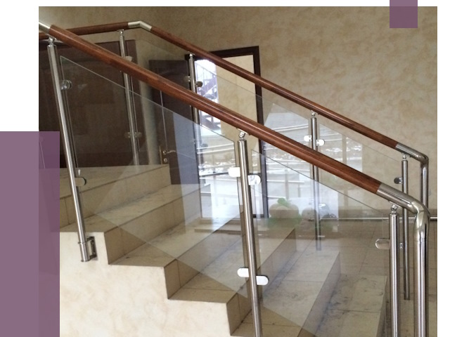 Комбинированные перила из металла и дерева в Владикавказе